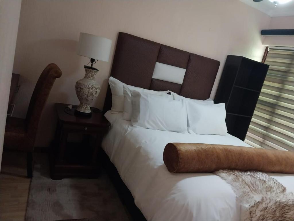 Ένα ή περισσότερα κρεβάτια σε δωμάτιο στο Rustic Townhouse in Pretoria East