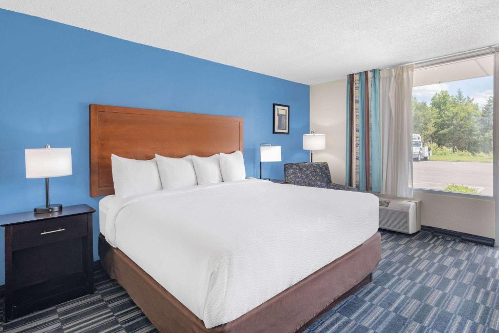 Days Inn and Suites by Wyndham Oxford - King Suite - Non-Smoking