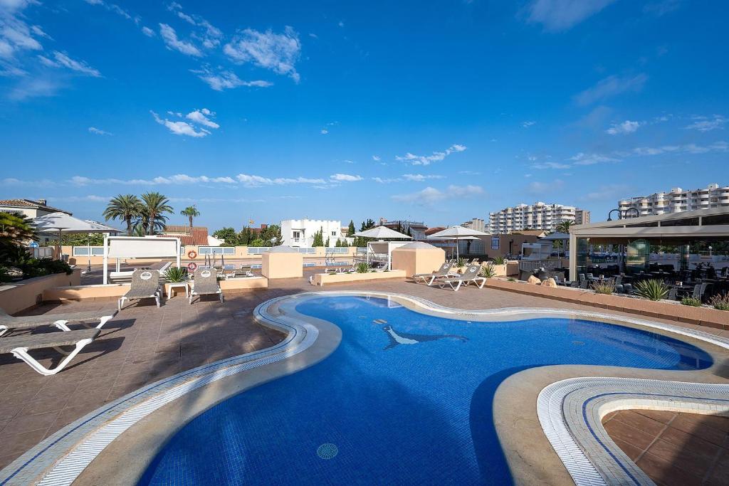 una gran piscina en un complejo con sillas en Poseidon La Manga Hotel & Spa - Designed for Adults, en La Manga del Mar Menor
