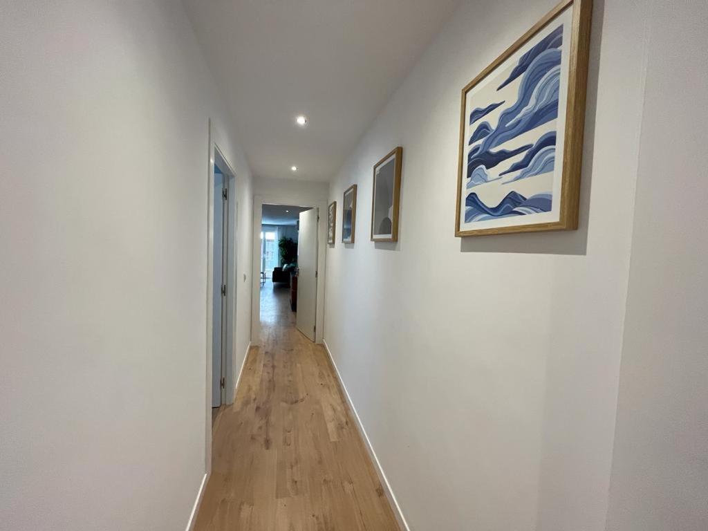 um corredor com paredes brancas e piso de madeira em Apartamento jontoya1 em Jaén