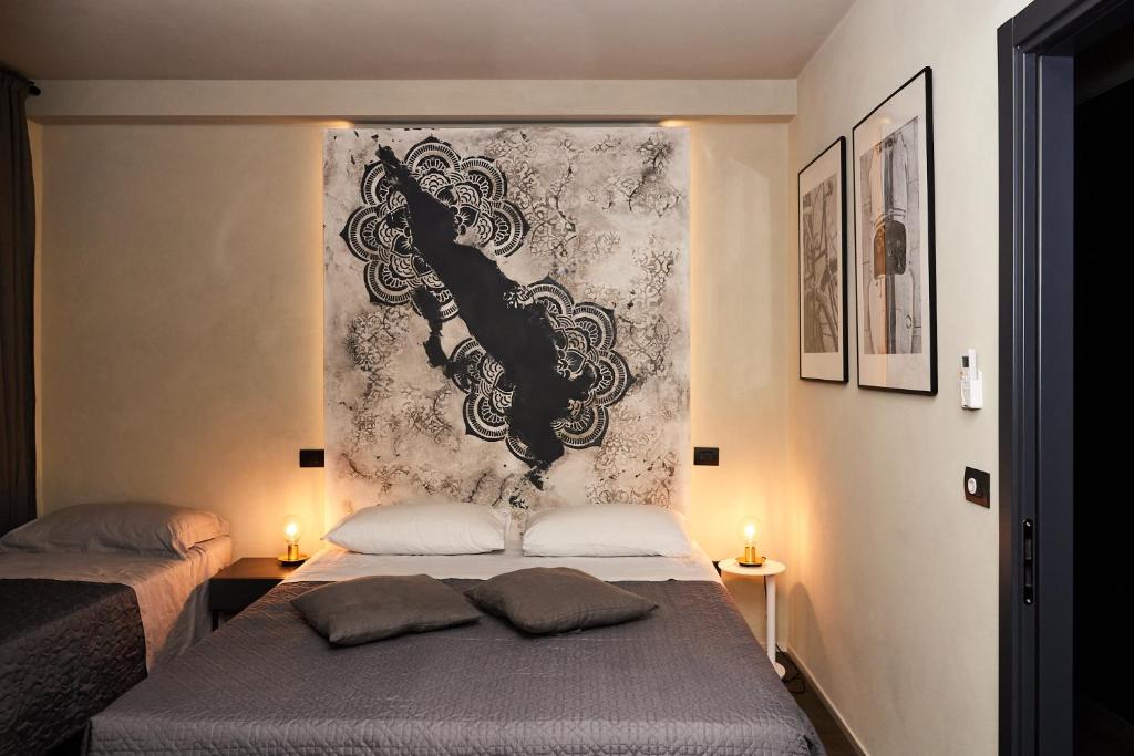 ein Schlafzimmer mit einem Bett und einem Bild an der Wand in der Unterkunft Battisti 56 in Porto SantʼElpidio