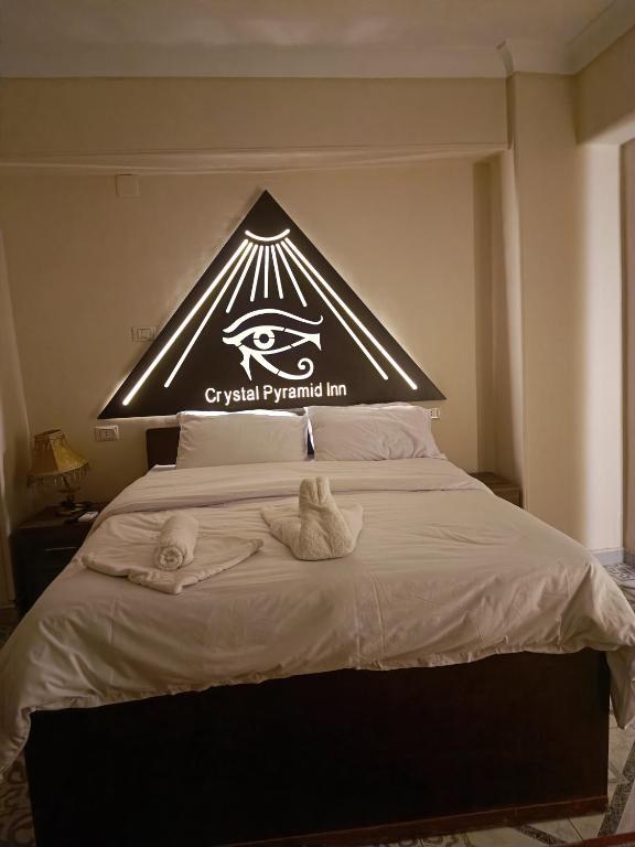 Postel nebo postele na pokoji v ubytování Crystal pyramid inn
