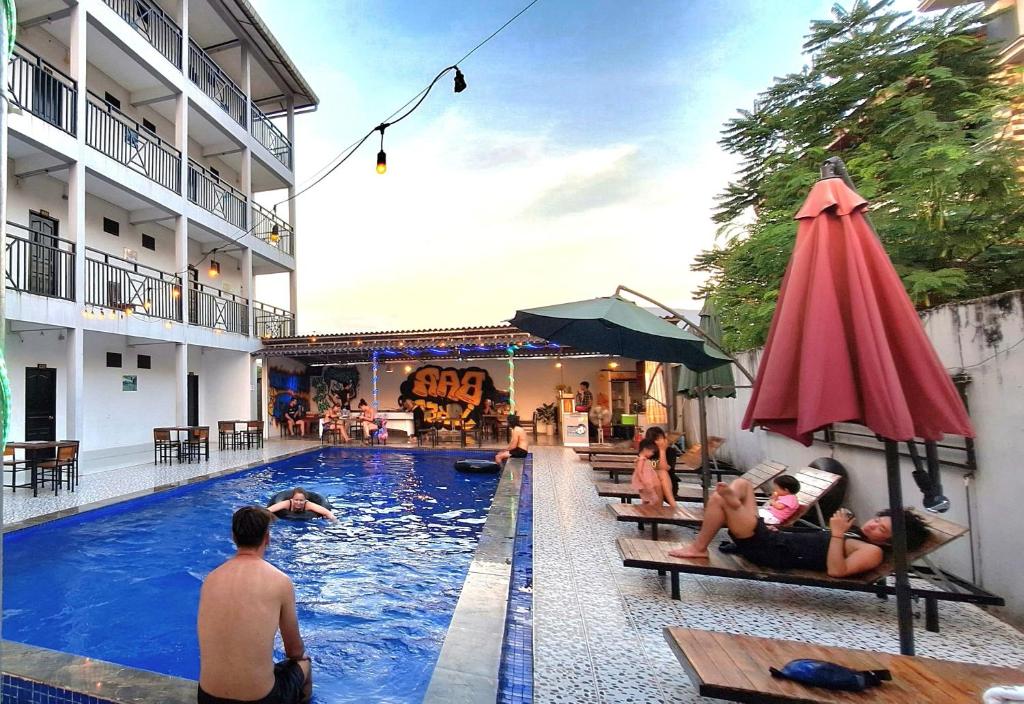 萬榮的住宿－Vang Vieng Backpackers Hostel，一群人在酒店的游泳池里