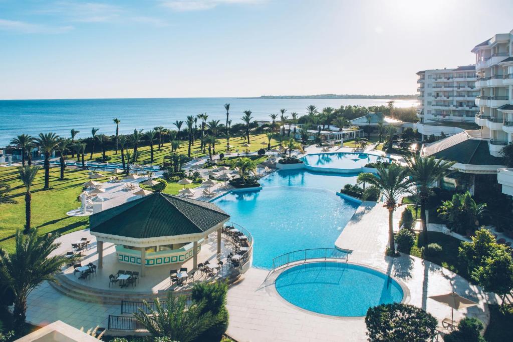 einen Luftblick auf ein Resort mit einem Pool in der Unterkunft Iberostar Selection Royal El Mansour in Mahdia