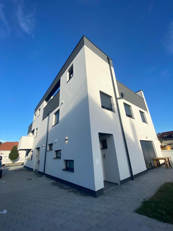 un gran edificio blanco con muchas ventanas en 2 Terraces Apartment in Urban Villa - MLII, en Varaždin