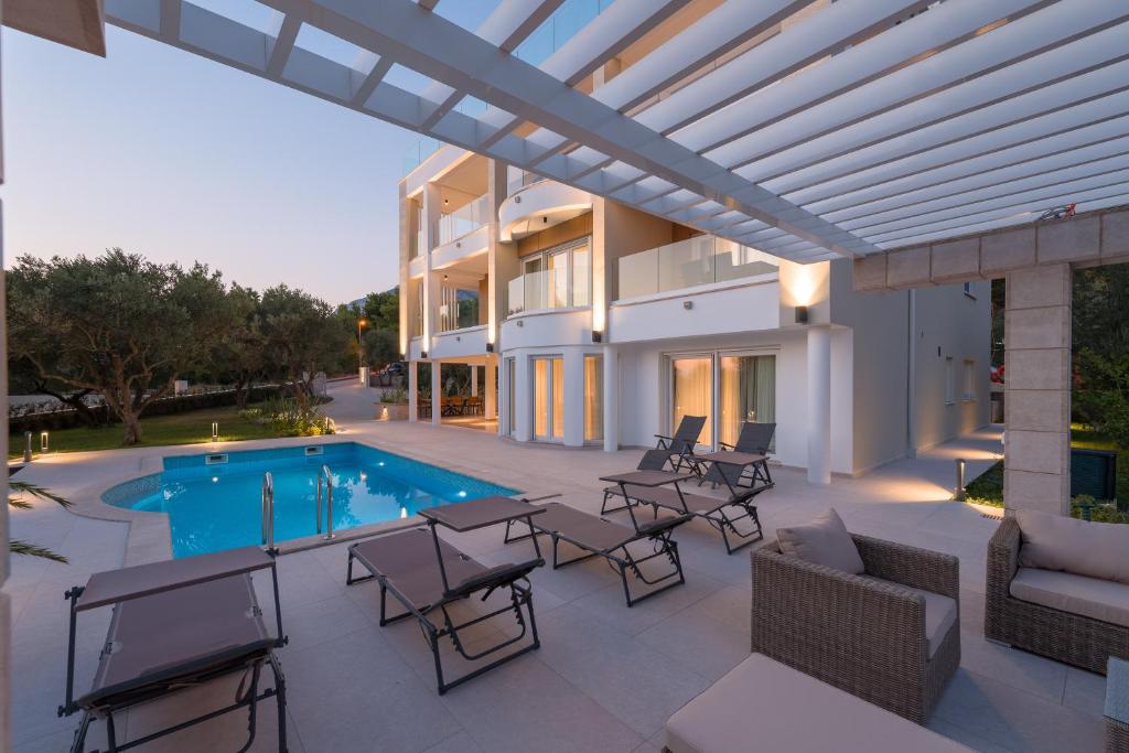 Πισίνα στο ή κοντά στο Luxury Apartments Promajna