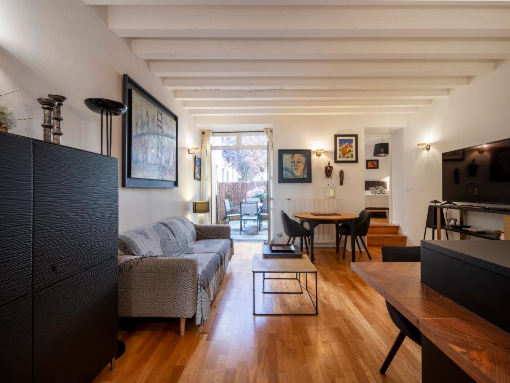 un salon avec un canapé et une table dans l'établissement ADELFA - Centre ville - Terrasse, à Nancy