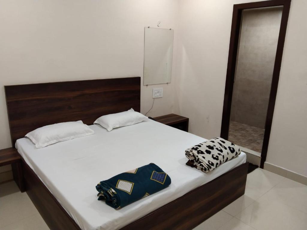 Llit o llits en una habitació de Hotel Bindra Paradise 800 Meter From Golden Temple