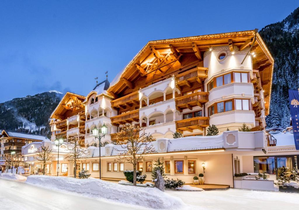 un hôtel dans les montagnes dans la neige dans l'établissement Trofana Royal 5-Sterne Superior Resort, à Ischgl