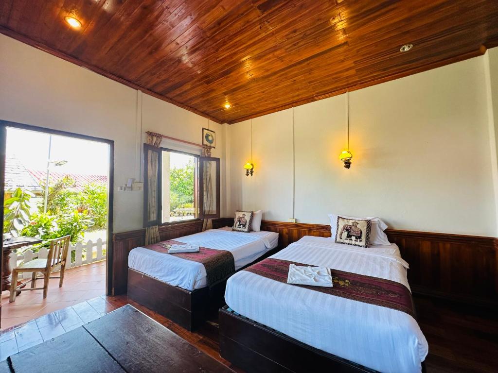 Giường trong phòng chung tại Kingkham Riverside Hotel
