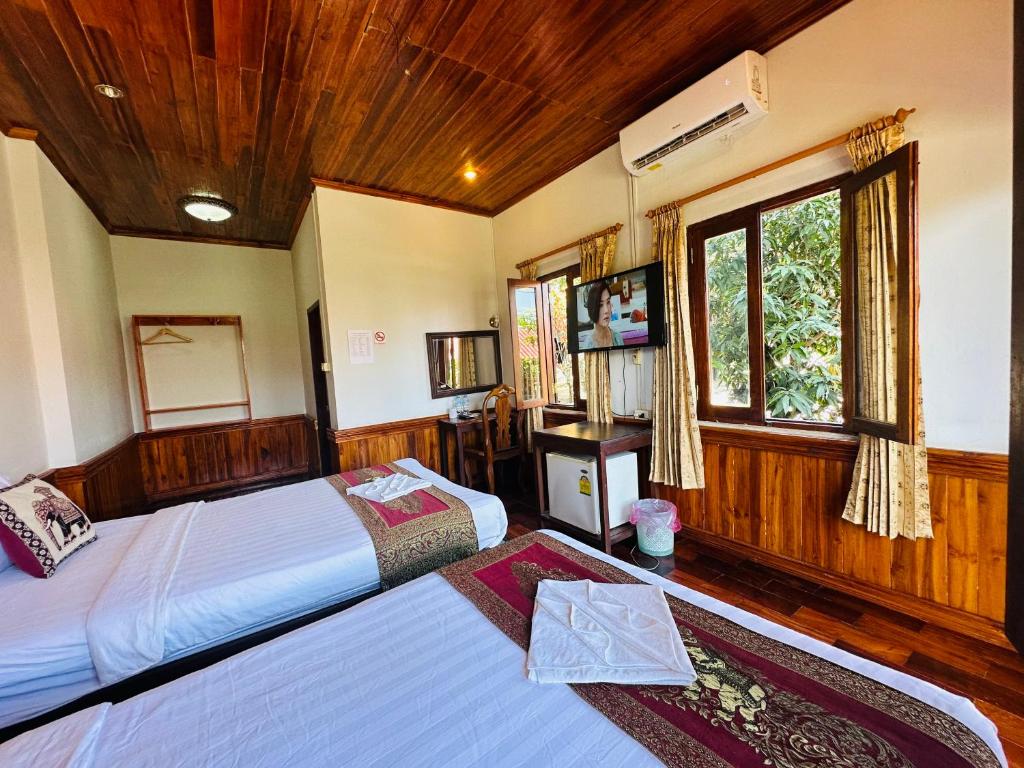 Giường trong phòng chung tại Kingkham Riverside Hotel