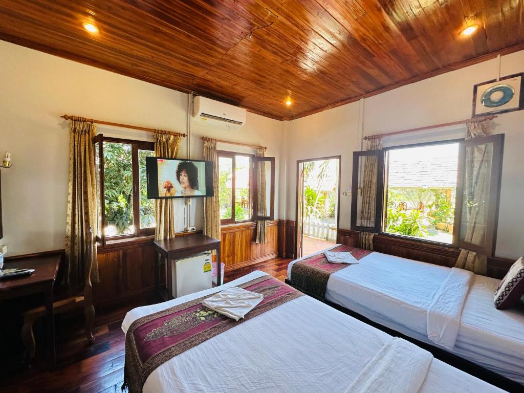 Giường trong phòng chung tại Kingkham Riverside Hotel