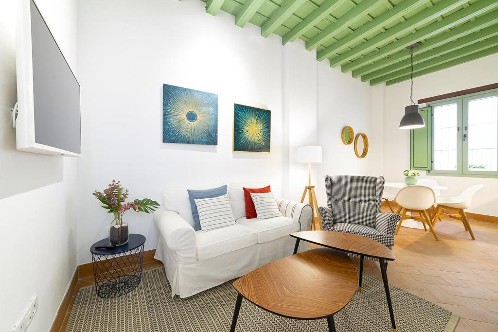 - un salon avec un canapé blanc et des chaises dans l'établissement Veoapartment Cantabria, à Séville