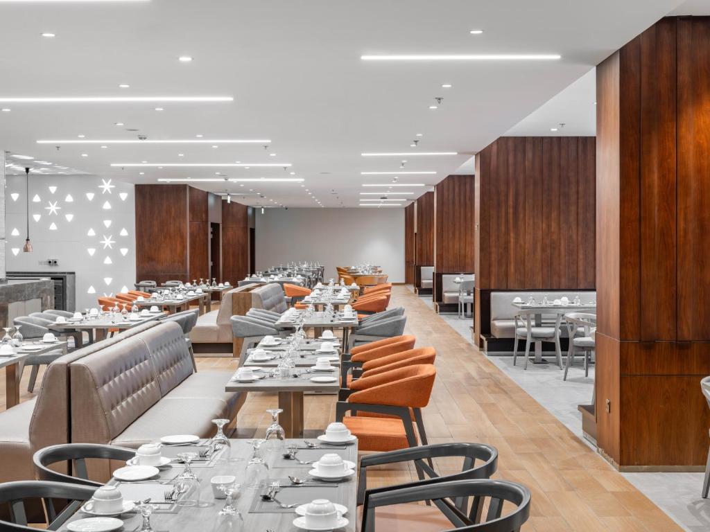 Restaurace v ubytování Wirgan Hotel Al Nour