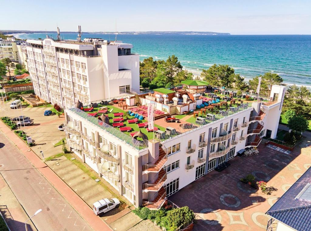 una vista aérea de un hotel en la playa en Arkona Strandhotel en Binz