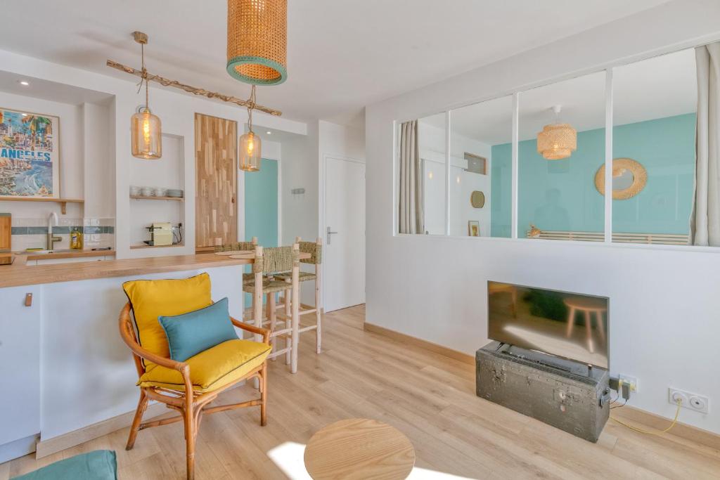 uma sala de estar com uma cadeira e uma lareira em Vue sur mer La Baule Riviera em La Baule