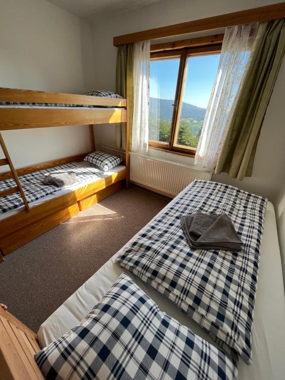 Tempat tidur dalam kamar di Horská bouda Schmitke výhled Klínovec
