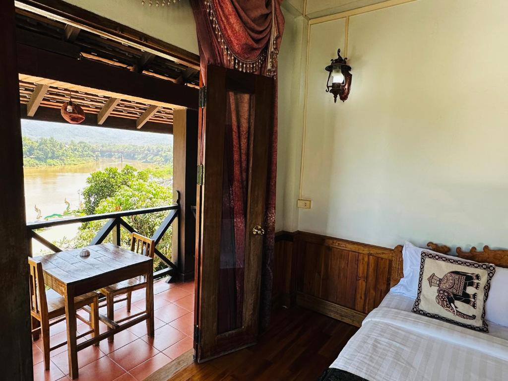 Giường trong phòng chung tại Kingkham Riverside Hotel