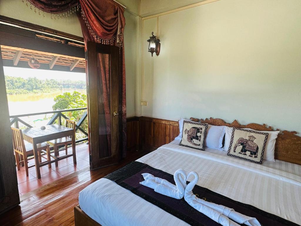 Giường trong phòng chung tại Kingkham Riverside Hotel