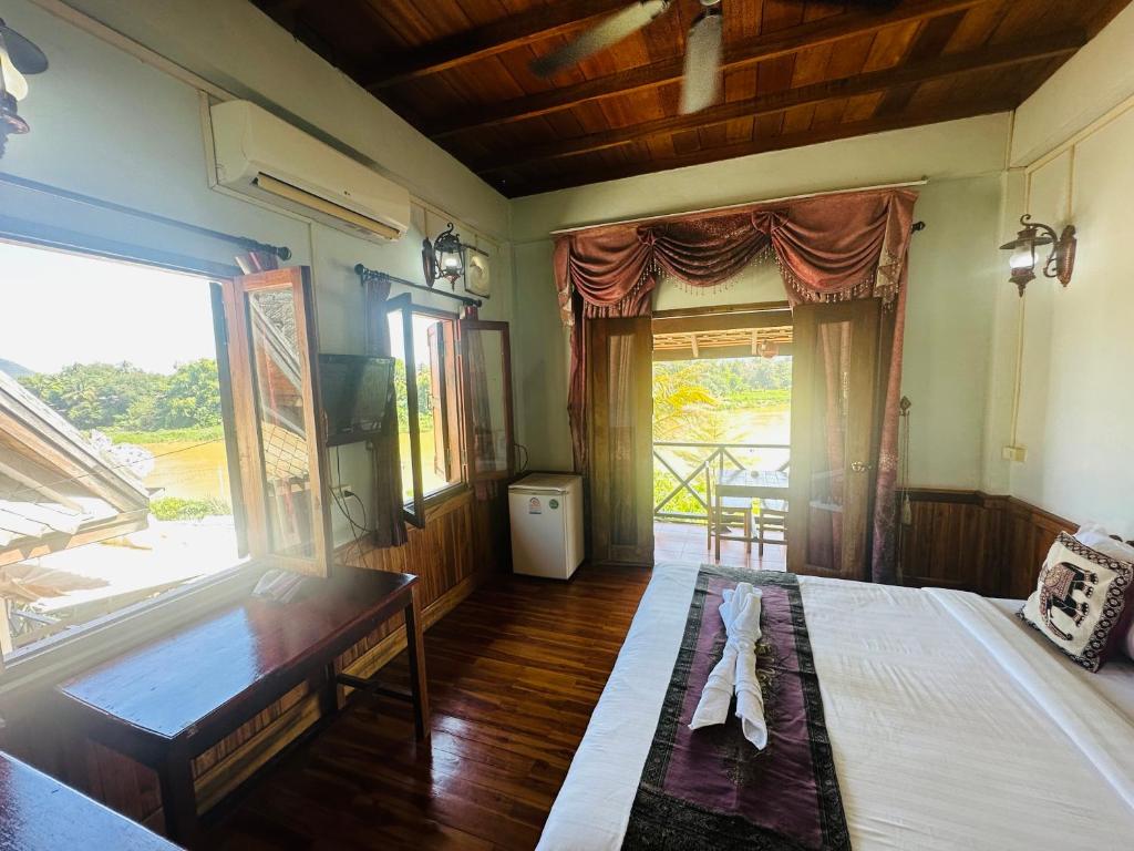 Giường trong phòng chung tại Kingkham Riverside Hotel
