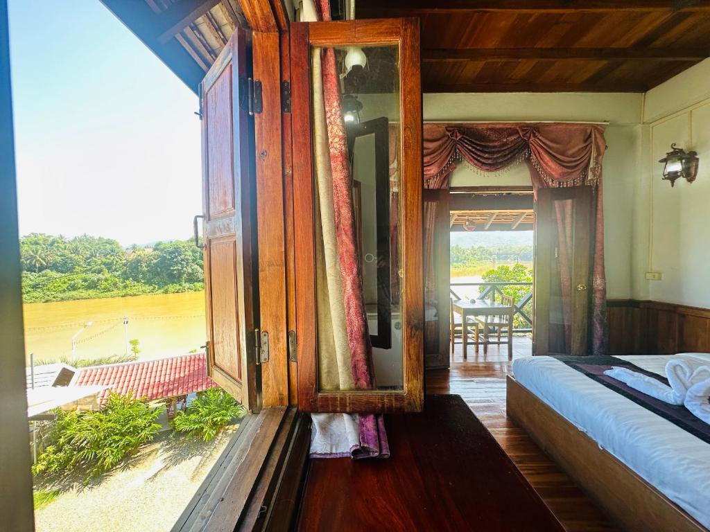 Giường trong phòng chung tại Kingkham Riverside Hotel