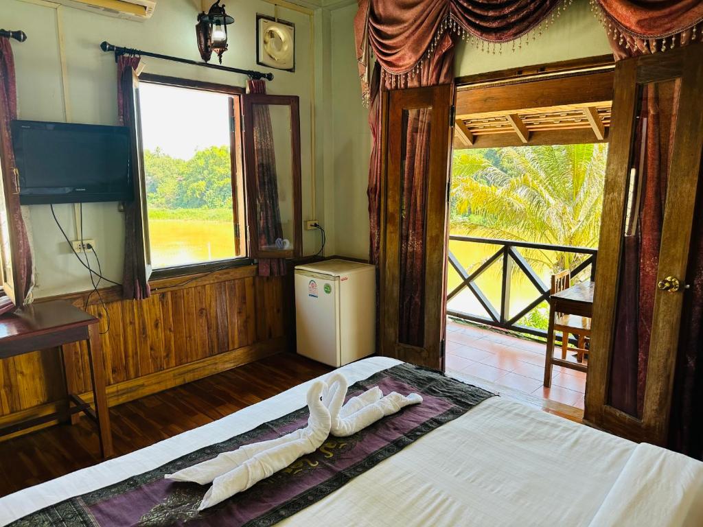 Giường trong phòng chung tại Kingkham Riverside Hotel