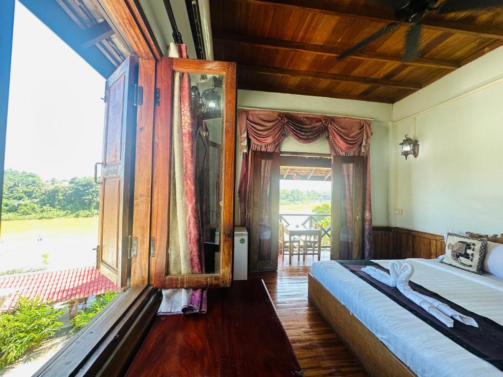 Giường trong phòng chung tại Kingkham Riverside Hotel