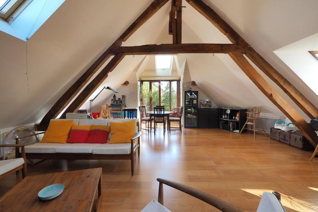 uma sala de estar com um sofá e uma mesa em Au Moulin de l'Andelle em Pitres