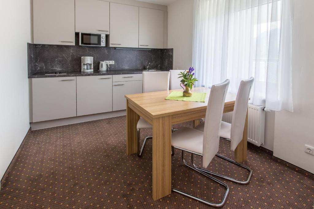 Kuchyň nebo kuchyňský kout v ubytování Gästehaus Krappinger/Pizzeria Mamma Mia