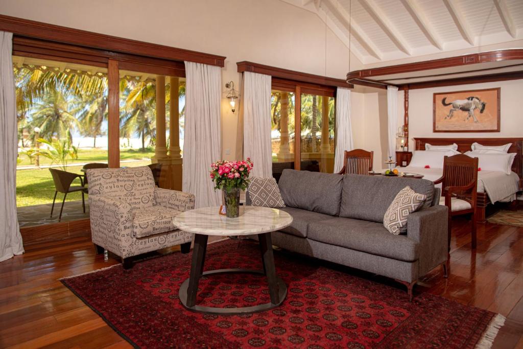 een woonkamer met een bank en een tafel bij Ocean Beach Resort & Spa ASTON Collection Hotels in Malindi