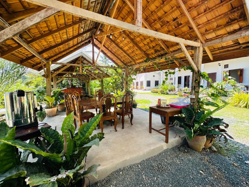 Vườn quanh Kingkham Riverside Hotel