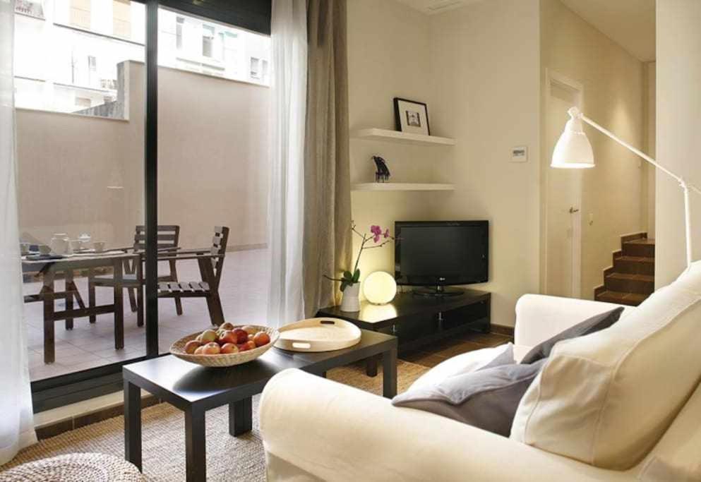 un soggiorno con divano e tavolo di Port I Espectacular apartament con terraza a Barcellona