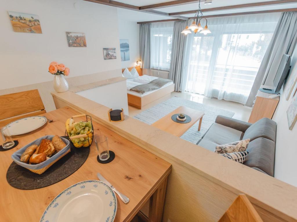 una sala de estar con una mesa con un tazón de comida. en Apartment Sepp by Interhome, en Bad Hofgastein