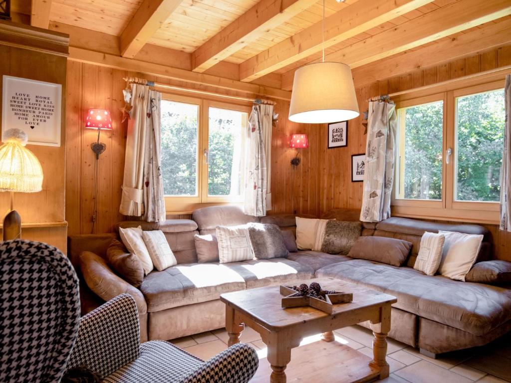 un soggiorno con divano e tavolo di Chalet Miranda by Interhome a Champex-Lac