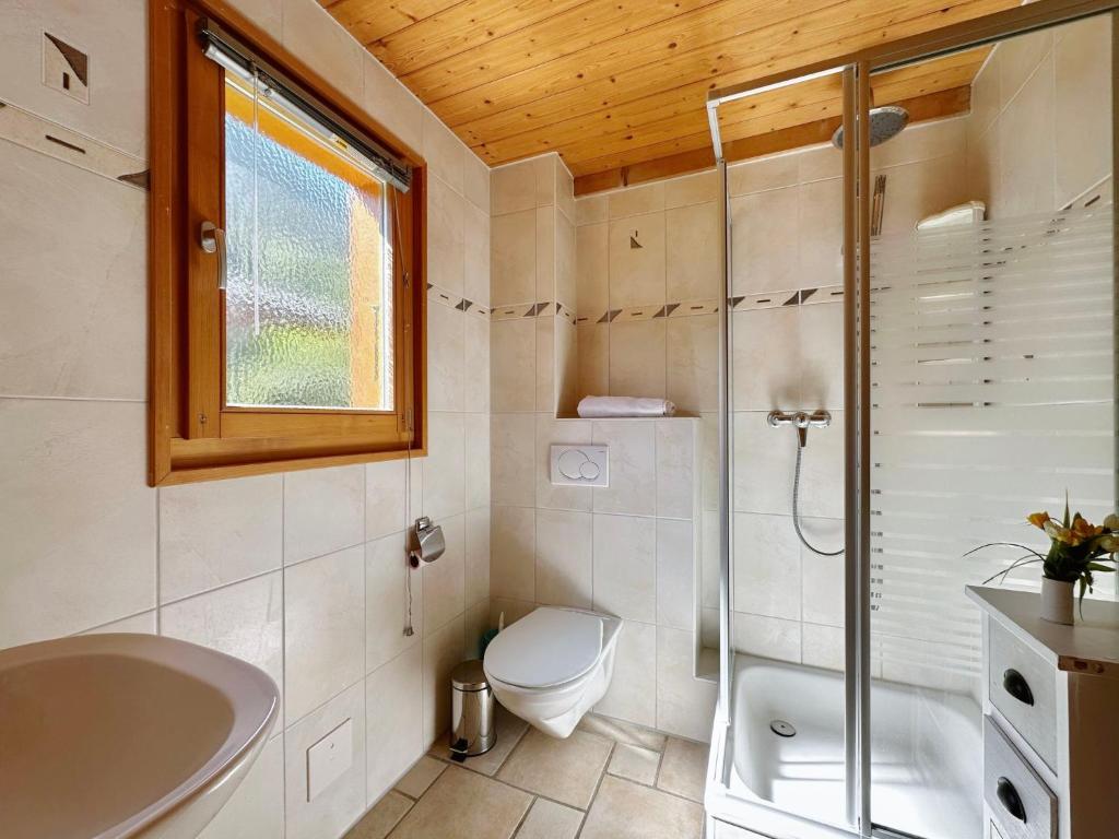 Koupelna v ubytování Chalet Miranda by Interhome