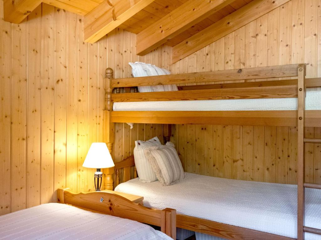 Postel nebo postele na pokoji v ubytování Chalet Miranda by Interhome