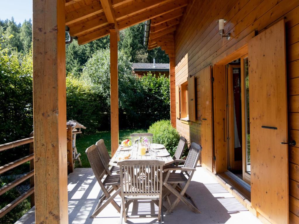 Balkón nebo terasa v ubytování Chalet Miranda by Interhome
