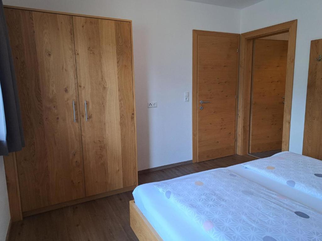 Postel nebo postele na pokoji v ubytování Apartment Anton-2 by Interhome