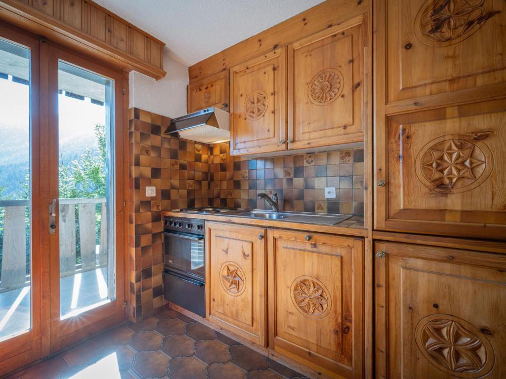 Kuchyň nebo kuchyňský kout v ubytování Apartment Mélèze by Interhome