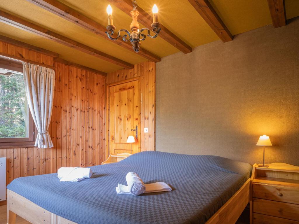 Postel nebo postele na pokoji v ubytování Apartment Mélèze by Interhome