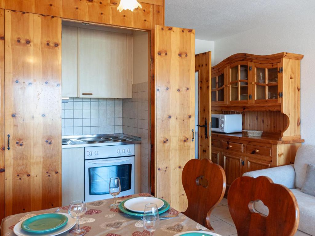 Kuchyň nebo kuchyňský kout v ubytování Apartment Christiania 2 O1 by Interhome