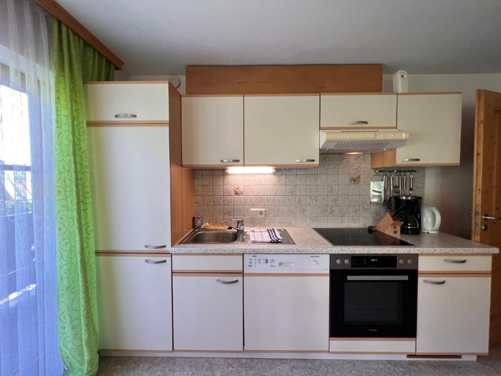 Kuchyňa alebo kuchynka v ubytovaní Apartment Bauernhof Gasteg - PID230 by Interhome
