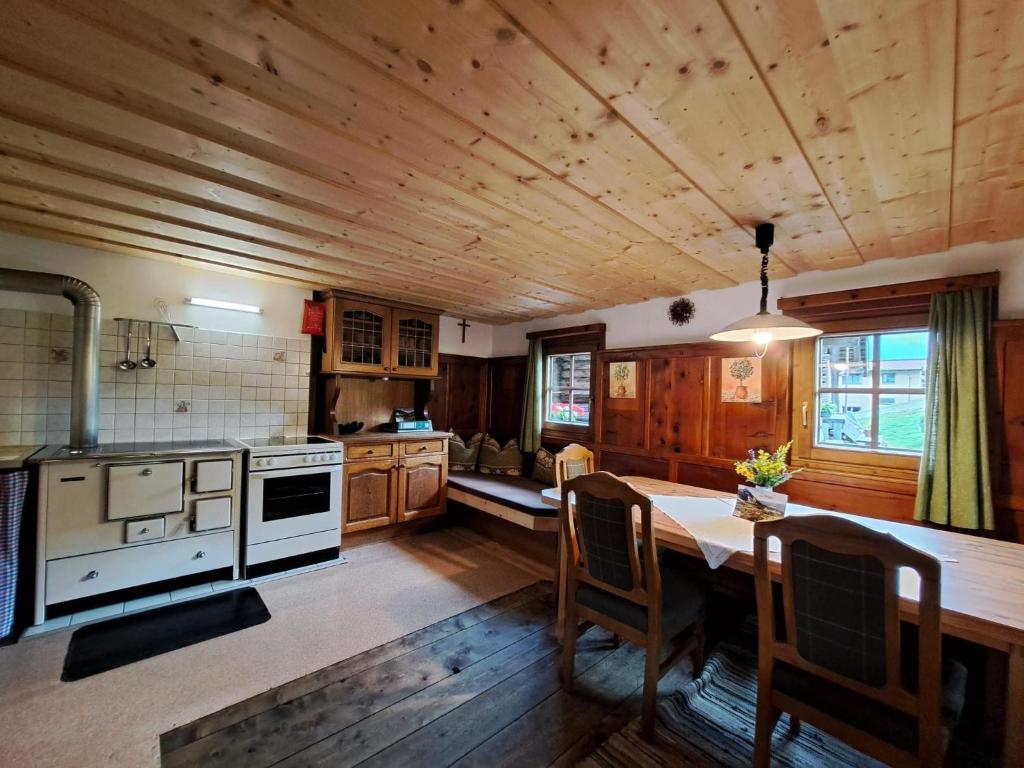 Kuchyň nebo kuchyňský kout v ubytování Chalet Lippnerhütte by Interhome