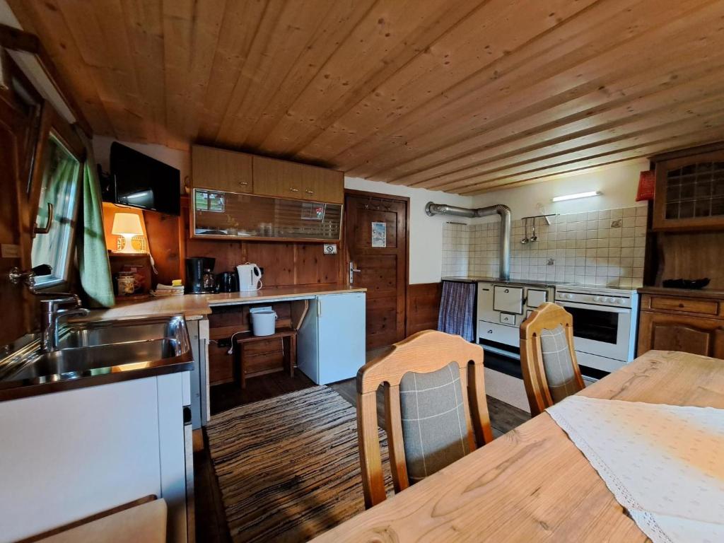 Kuchyň nebo kuchyňský kout v ubytování Chalet Lippnerhütte by Interhome