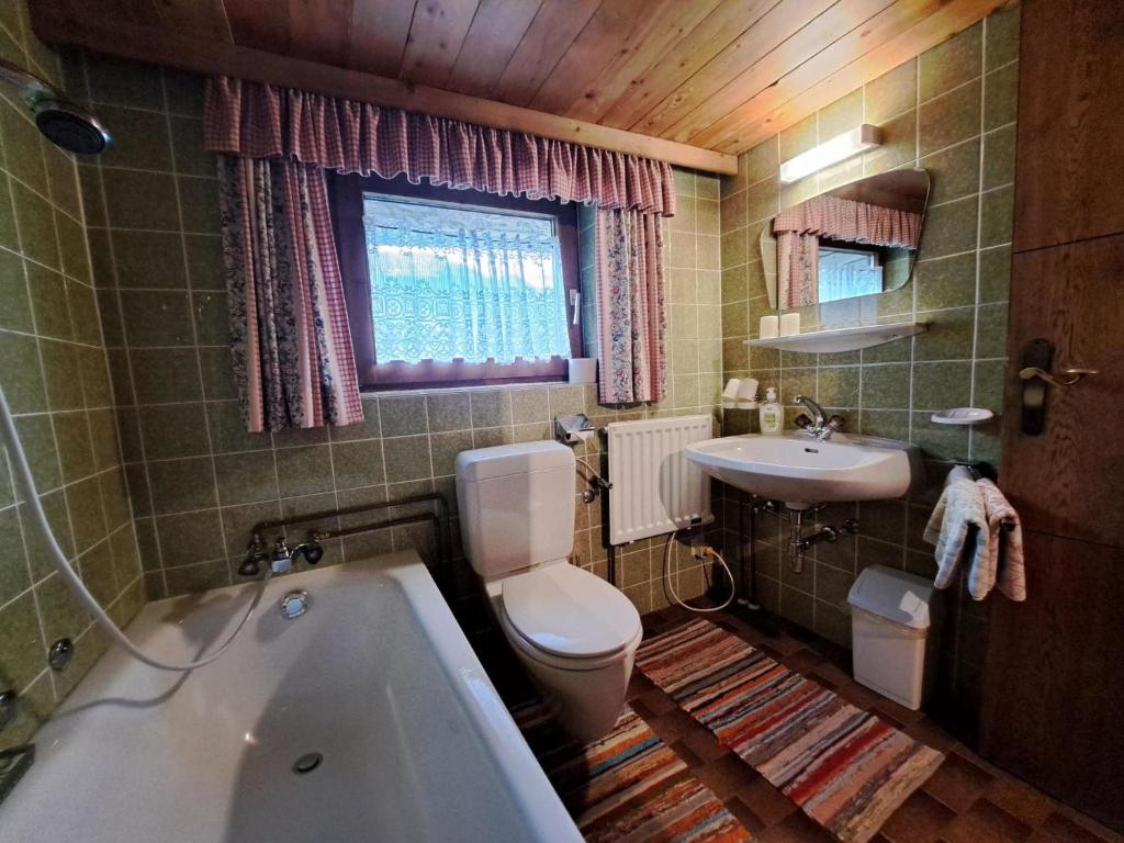 Koupelna v ubytování Chalet Lippnerhütte by Interhome