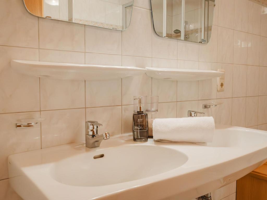 A bathroom at Apartment Voithofer-7 by Interhome