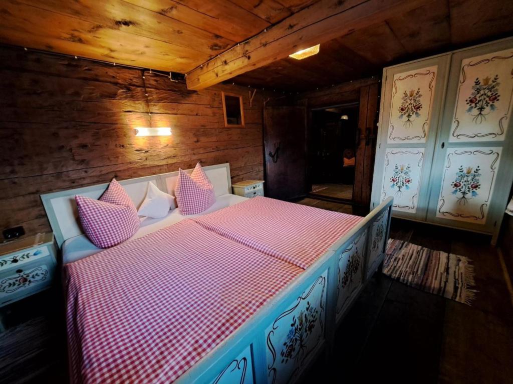 Postel nebo postele na pokoji v ubytování Chalet Lippnerhütte by Interhome