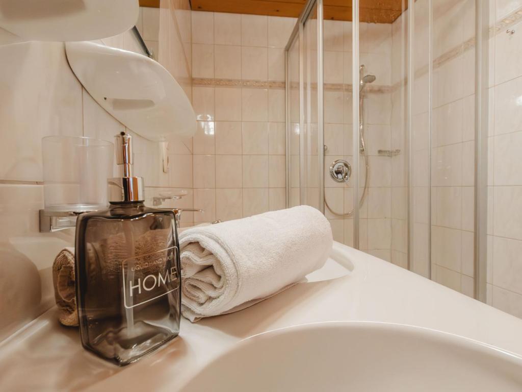 A bathroom at Apartment Voithofer-7 by Interhome