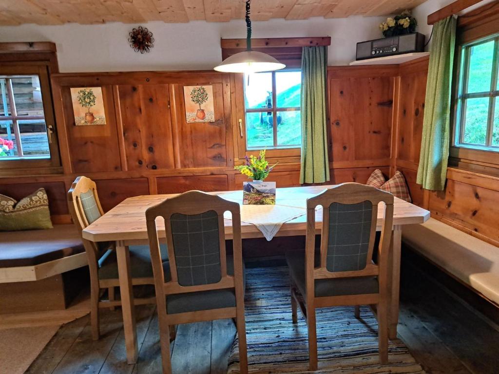 Posezení v ubytování Chalet Lippnerhütte by Interhome