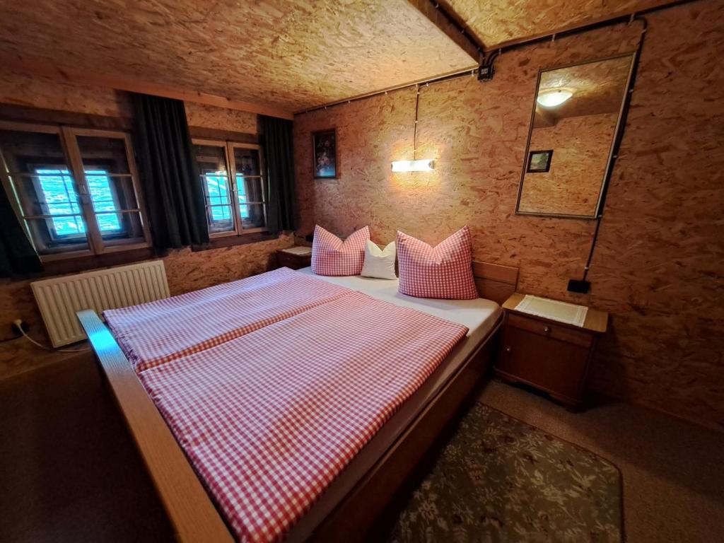 Postel nebo postele na pokoji v ubytování Chalet Lippnerhütte by Interhome